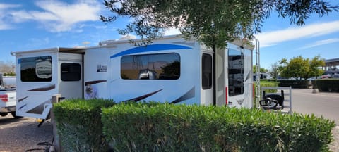 2019 Lance 2465 Travel Trailer -- sleeps 4-6 Towable trailer in Castle Rock