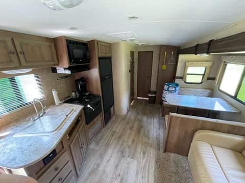 2015 Cruiser Radiance 28 foot living. Private Queen Master & Bunk House. Towable trailer in Traverse City