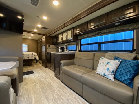 2019 Thor Motor Coach Hurricane Drivable vehicle in Appleton