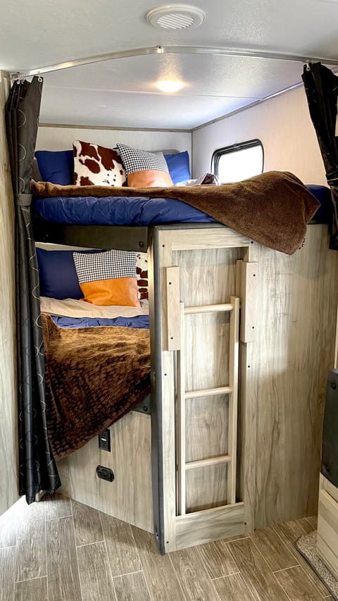 2 full size bunk beds