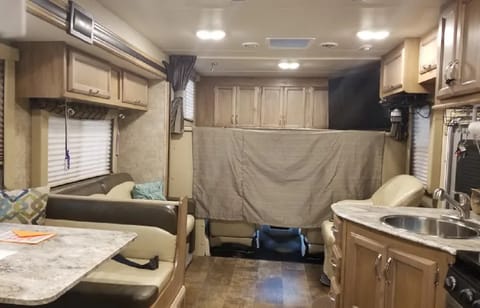CONQUEST - SPACIOUS AND BEAUTIFUL RV FOR MID SIZE FAMILY - DELIVERY ONLY Drivable vehicle in Del Mar