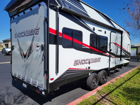 2020 Shockwave 24' Toy Hauler Ziehbarer Anhänger in Temecula