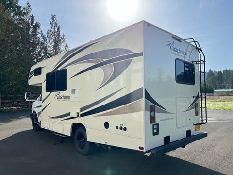 2017 Coachman Freelander 21QB  Perfect for all Seasons / Snow Rated Tires Fahrzeug in Happy Valley