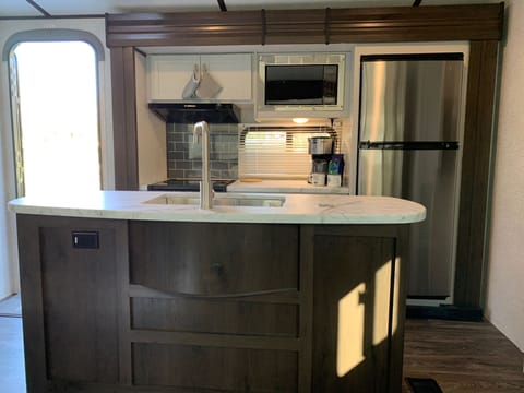 ~The Explorer~ Dual AC & slides! 2 bed/1.5 bath 38 ft. 50 amp. Towable trailer in New Braunfels