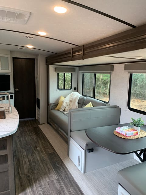 ~The Explorer~ Dual AC & slides! 2 bed/1.5 bath 38 ft. 50 amp. Towable trailer in New Braunfels