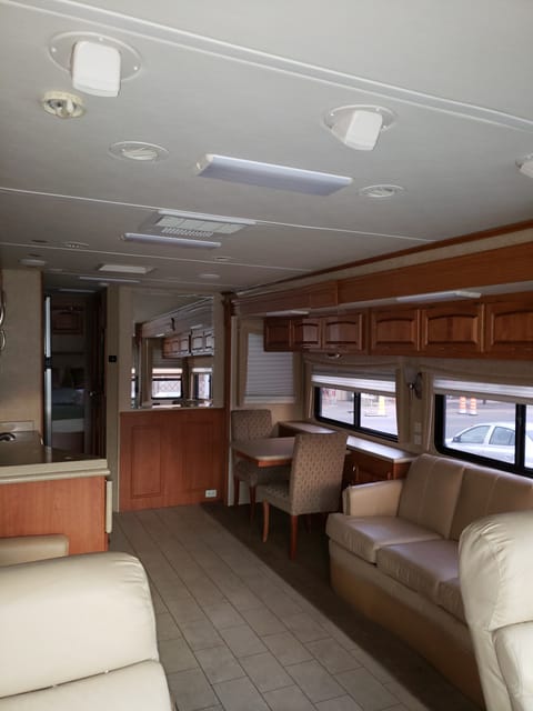 Luxury RV wild life ready Drivable vehicle in Laval