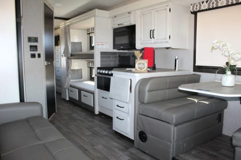 Farmhouse Bliss: Luxury Getaway For Your RV Life! Drivable vehicle in Draper