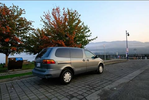 2000 Toyota Sienna Van aménagé in West Vancouver