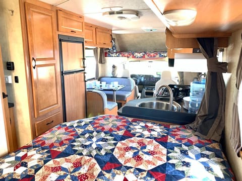 2016 / 2017 Thor Motor Coach Four Winds Majestic 25' - Quebec Drivable vehicle in Quebec City