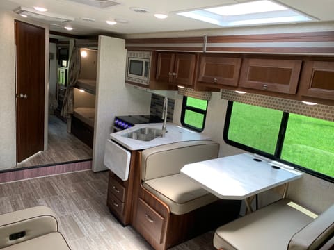 32ft. 2019 Motor Home- Sleeps 10 with extra large living space Drivable vehicle in Waco