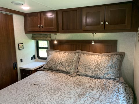 32ft. 2019 Motor Home- Sleeps 10 with extra large living space Drivable vehicle in Waco