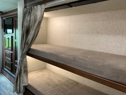 32ft. 2019 Motor Home- Sleeps 10 with extra large living space Drivable vehicle in Waco