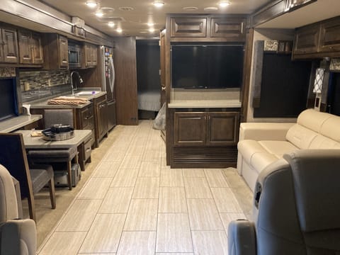 2018 Tiffin Motorhomes Allegro Four slide outs Drivable vehicle in Lady Lake