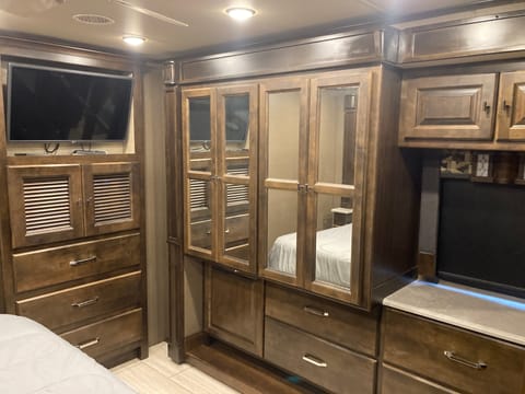 2018 Tiffin Motorhomes Allegro Four slide outs Drivable vehicle in Lady Lake