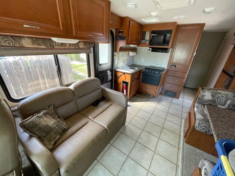 2010 Fleetwood Encounter 31ft Drivable vehicle in Florin