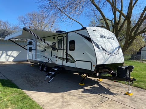 Inside and out, this rig is fully loaded! Power stabilizers, LED lighting, outdoor kitchen, ducted furnace and A/C, and so much more!