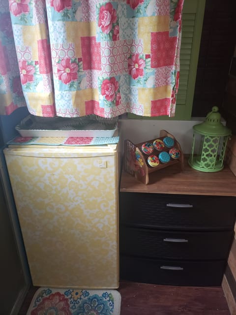 Camp in comfort in this beautiful "save the bees" themed VINTAGE GLAMPER! Tráiler remolcable in Bay Pines