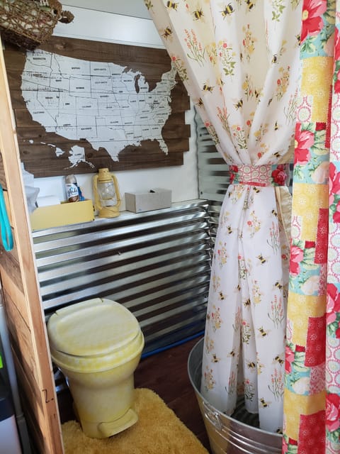 Camp in comfort in this beautiful "save the bees" themed VINTAGE GLAMPER! Tráiler remolcable in Bay Pines