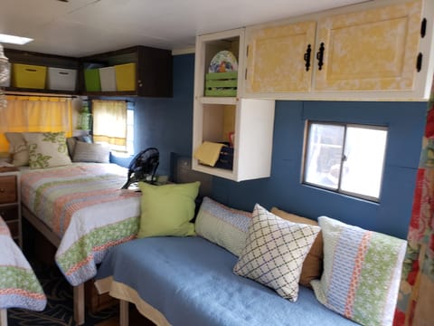 Camp in comfort in this beautiful "save the bees" themed VINTAGE GLAMPER! Remorque tractable in Bay Pines