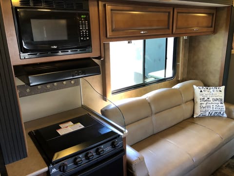 2014 Fleetwood Jamboree Sport (31'; sleeps 8 with bunk beds; 2 slide-outs) Drivable vehicle in Yorba Linda