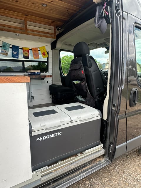 Convenient pull-out 75-liter Dometic fridge and freezer, perfect for keeping your food and drinks fresh on the go.