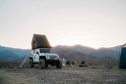 Camp at Death Valley: Unforgettable landscapes, mesmerizing sunsets, and incredible stargazing. A must for nature lovers and adventurers!