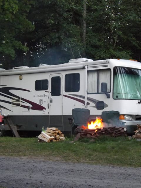 2001 Tiffin Motorhomes Allegro Bay Drivable vehicle in Wisconsin Dells