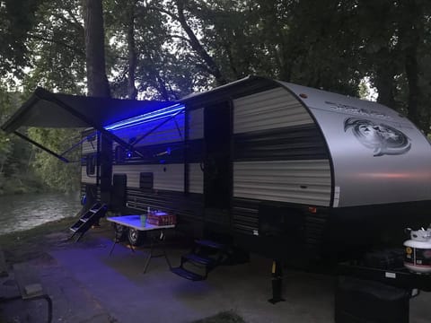 "BLU" 2021 Cherokee sleeps 8 Pet friendly Set-up available. Towable trailer in Crescent City