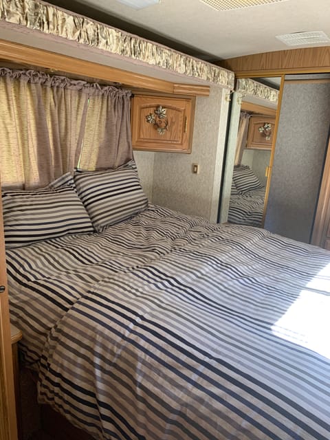 36 ft Class ‘A’ Pace Arrow – Clean and comfy – Glamping at it’s f Drivable vehicle in Southern California