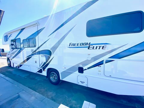 32B *NEW!* Luxury Elite Sleeps 10 w/BUNKS! 2 SlideRooms-Solar Drivable vehicle in Oceanside