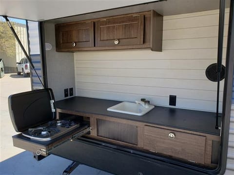 2019 Crossroads Longhorn, sleeps 10 and has a nice outside kitchen, 2 slide Towable trailer in Georgia