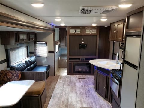 2019 Crossroads Longhorn, sleeps 10 and has a nice outside kitchen, 2 slide Remorque tractable in Georgia