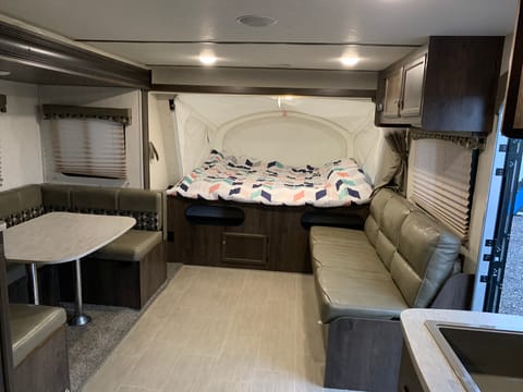 2018 Starcraft Launch outfitter (3 queen size beds!!!) Towable trailer in San Antonio