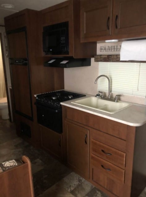 John Jayco Jingleheimer Schmidt - Sleeps 8-10 Towable trailer in Wichita