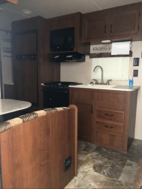 John Jayco Jingleheimer Schmidt - Sleeps 8-10 Towable trailer in Wichita