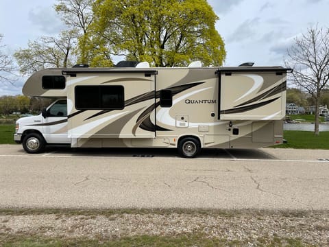 2018 Thor Motor Coach Quantum Drivable vehicle in Fox River Grove
