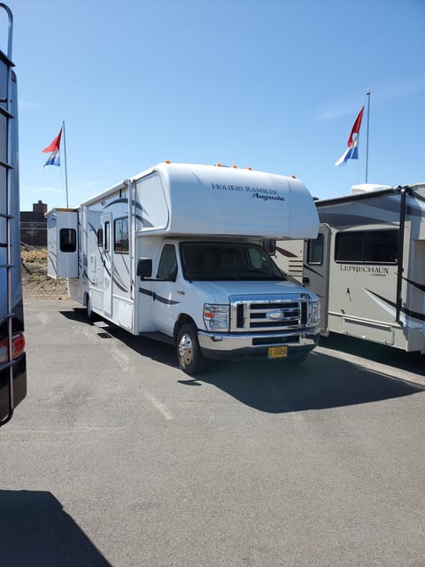 2015 Augusta Rv Holiday Rambler Drivable vehicle in Sisters