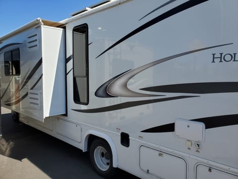 2015 Augusta Rv Holiday Rambler Drivable vehicle in Sisters