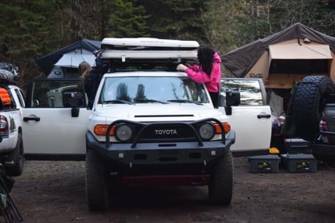 Roof Top Tent on Toyota FJ Cruiser Camping-car in Oregon