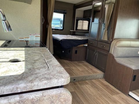 2020 Thor Motor Coach Freedom Elite Drivable vehicle in Tigard