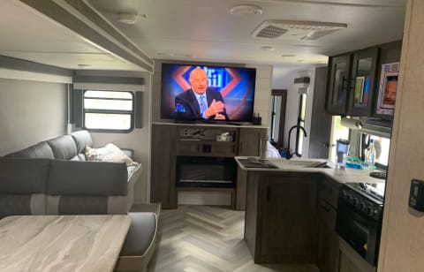 55" 4K UHD Smart TV, DVD/BlueRay player, radio with interior and exterior speakers, VersaLounge/ w couch and dinette converting to sleep 4. Fireplace!