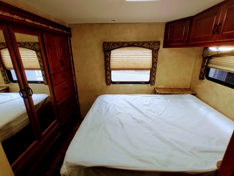 Easy to Drive Thor Motor Coach Hurricane 31G with Bunks Drivable vehicle in Munhall
