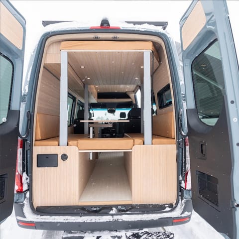 Mercedes Sprinter Luxury Camper Van w/ AC and toilet! Van aménagé in Green Lake