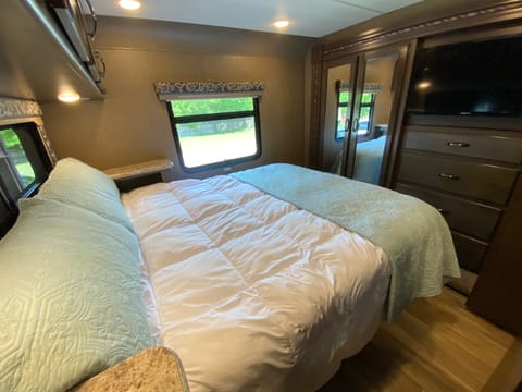 2018 Thor Motor Coach Four Winds with Full Wall Slide 31E Drivable vehicle in Mansfield