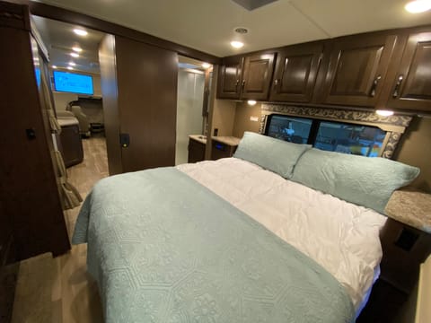 2018 Thor Motor Coach Four Winds with Full Wall Slide 31E Drivable vehicle in Mansfield