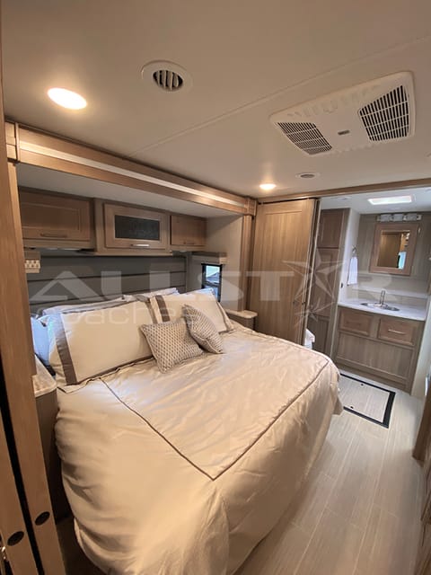 2020 Coachmen Sportscoach 365RB Drivable vehicle in Hollywood