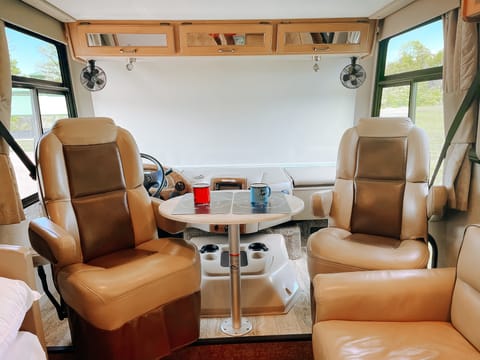 Class A Pet Friendly RV with Outdoor Kitchen! Vehículo funcional in New Brunswick