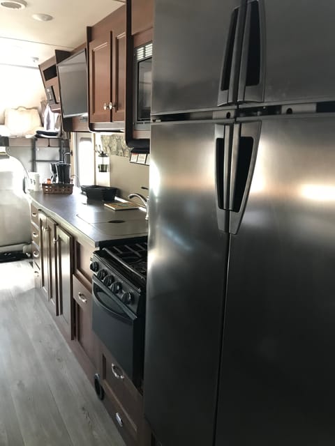 We simply loved this enormous refrigerator. It’s wonderful because you can use this propane refrigerator when Boondocking. So you can be off grid for days without being plugged in!