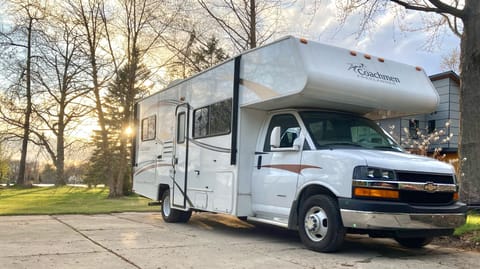 This rig is road ready with 6 brand new tires, Campin' Cozy Edition insulation and an onboard generator. At 24 feet short, it glides like an SUV. 