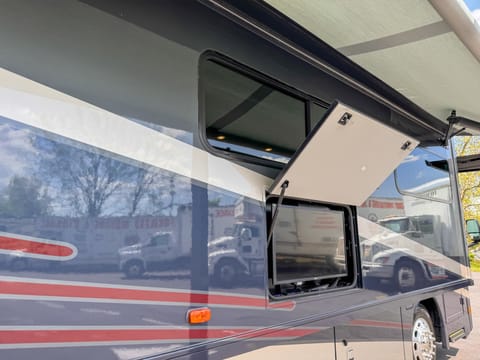 Winnebago Forza Luxury Diesel Pusher Bunkhouse & 2 full baths! Drivable vehicle in Chester Springs